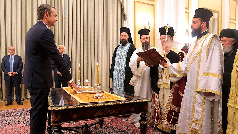 El conservador Mitsotakis jura el cargo como nuevo primer ministro griego