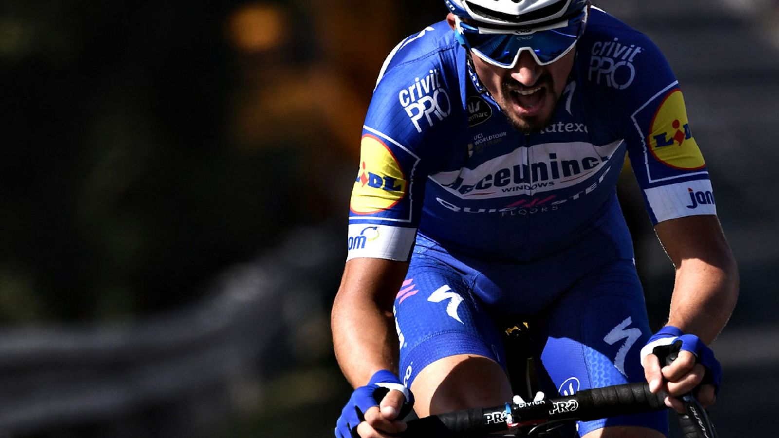 El francés Julien Alaphilippe logró este lunes en la meta de Épernay su tercer triunfo en el Tour de Francia, tras los dos conseguidos el año pasado, y se vistió con el maillot amarillo de líder. El ciclista del Quick Steep, que partía como uno de lo