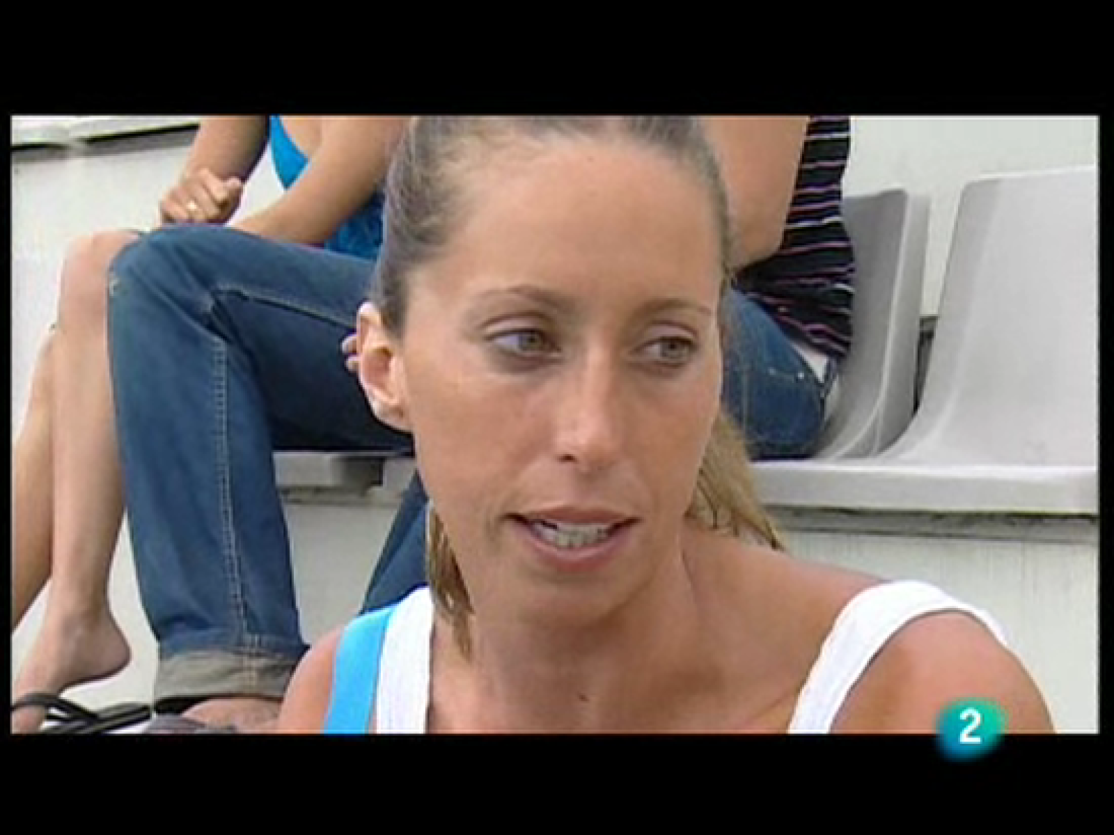 Gemma Mengual comenta en directo la exhibición de las chicas de natación sincronizada. El ejercicio será el que se presente en los mundiales de Roma. Se llama la casa encantada y Gemma no se presentó ya que se reserva para el campeonato del mundo