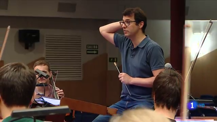 Telediario 1 - El compositor Fernando Velázquez dirige a la Orquesta Sinfónica y el Coro de RTVE