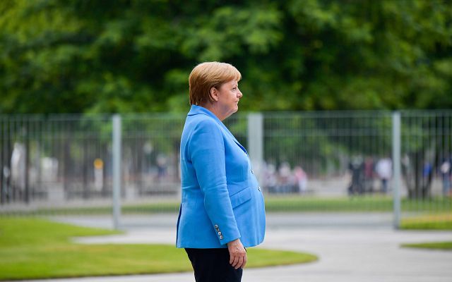 Telediario 1 - Merkel admite que está "procesando" sus temblores