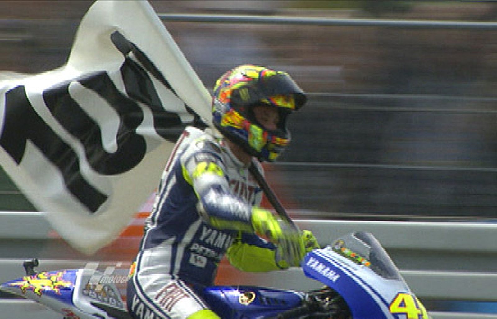 Valentino Rossi, exultante con su nueva marca histórica.