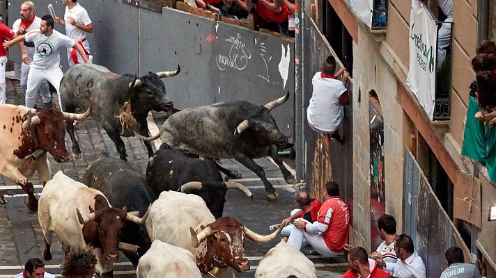 San Fermín - Los Miura protagonizan un último encierro peligroso con tres heridos por asta