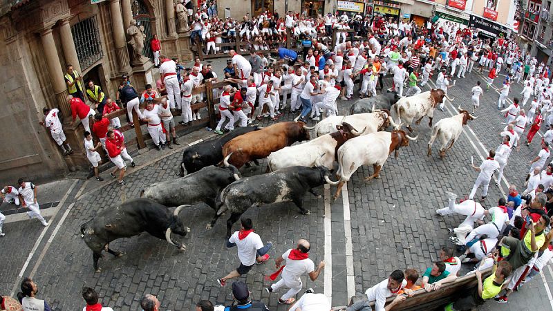 Los Miura cierran los Sanfermines con un encierro peligroso por el retraso de un colorado que deja tres corneados