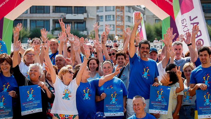 Telediario 1 - España "se moja" por la esclerosis múltiple, que afecta a 55.000 personas