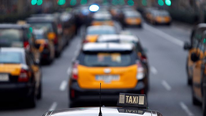 Telediario 1 - La obligación de contratar los servicios de un VTC con una hora en Barcelona tenía que haber entrado en vigor este lunes