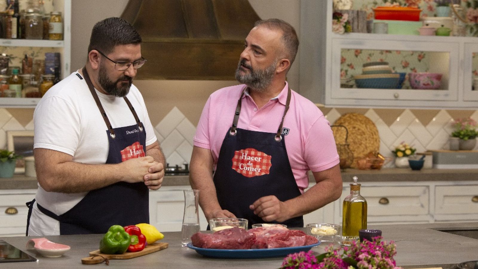 Hacer de comer - Pasta carbonara y Tortos con aguja de ternera - ver ahora
