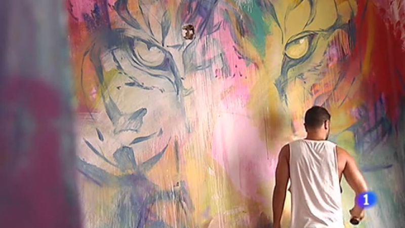 El pintor gaditano Adrián Torres dedica parte de su tiempo a dar color a vidas oscuras