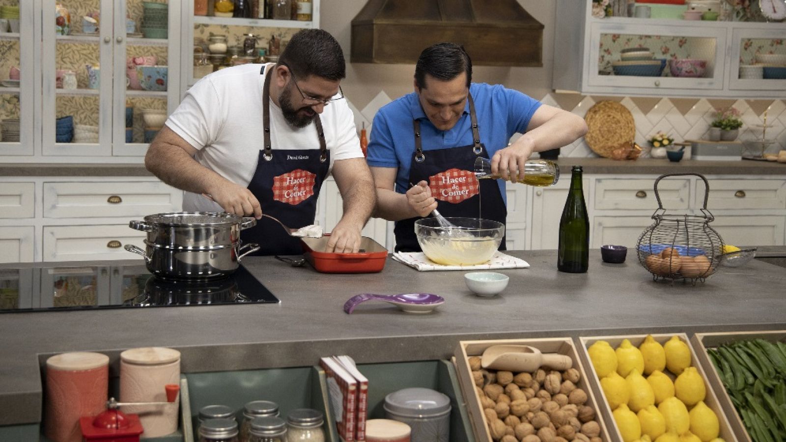 Hacer de comer - Lubina al champán y hojaldre de piña y coco - ver ahora