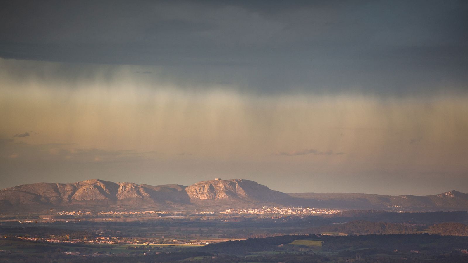 Chubascos y tormentas que podrían ser localmente fuertes en Pirineos y sistema Ibérico - Ver ahora