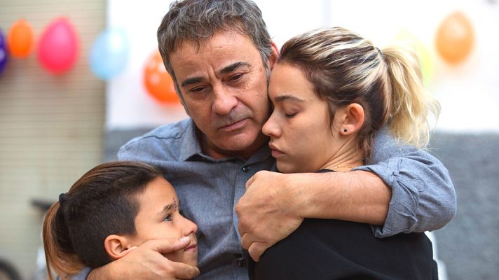 Cultura en Rtve.es - RTVE.es os ofrece el primer teaser de 'La hija de un ladrón', protagonizada por Eduard y Greta Fernández