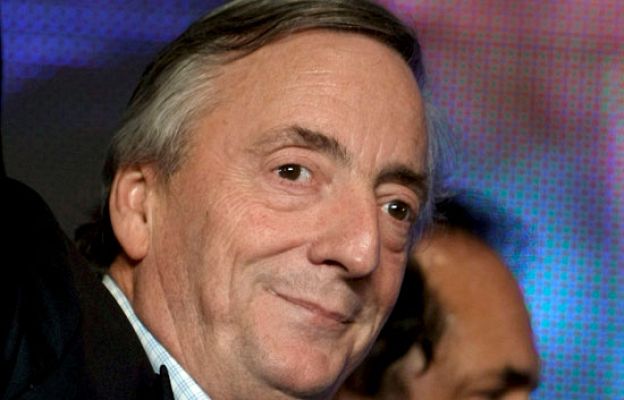  - Néstor Kirchner dimite tras derrota