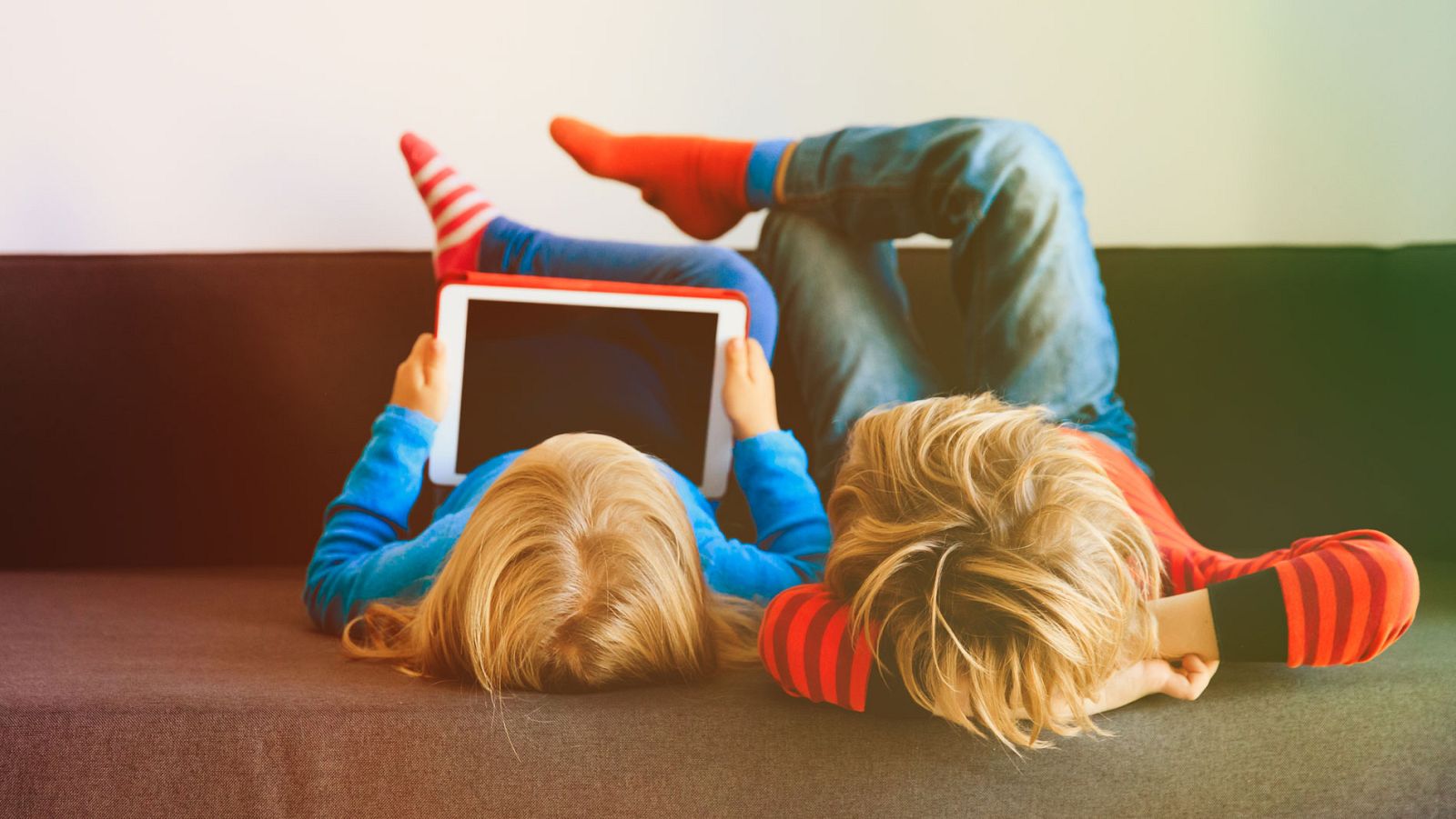 Seis de cada diez madres limita el tiempo que sus hijos pasan con el móvil pero no los contenidos