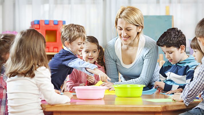 Telediario 1 - Madres de día, adaptan su hogar para atender a niños menores