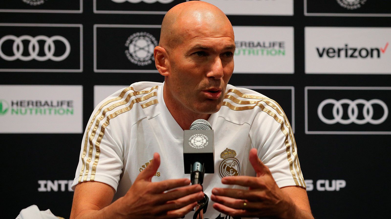 El entrenador del Real Madrid, Zinedine Zidane, ha anunciado que el club blanco está negociando la salida de Gareth Bale, que no fue ni convocado para el amistoso contra el Bayern. El técnico ha asegurado que su salida "será mejor para todos".