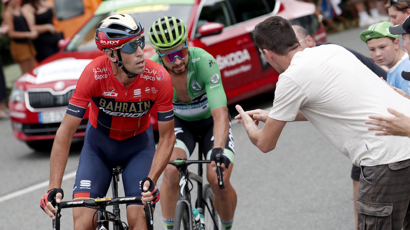 Tour 2019: Sagan firma un autógrafo en plena etapa