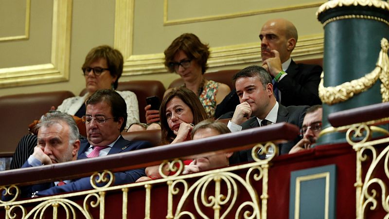 El ambiente del debate de investidura: hemiciclo lleno, flores amarillas y aforo limitado