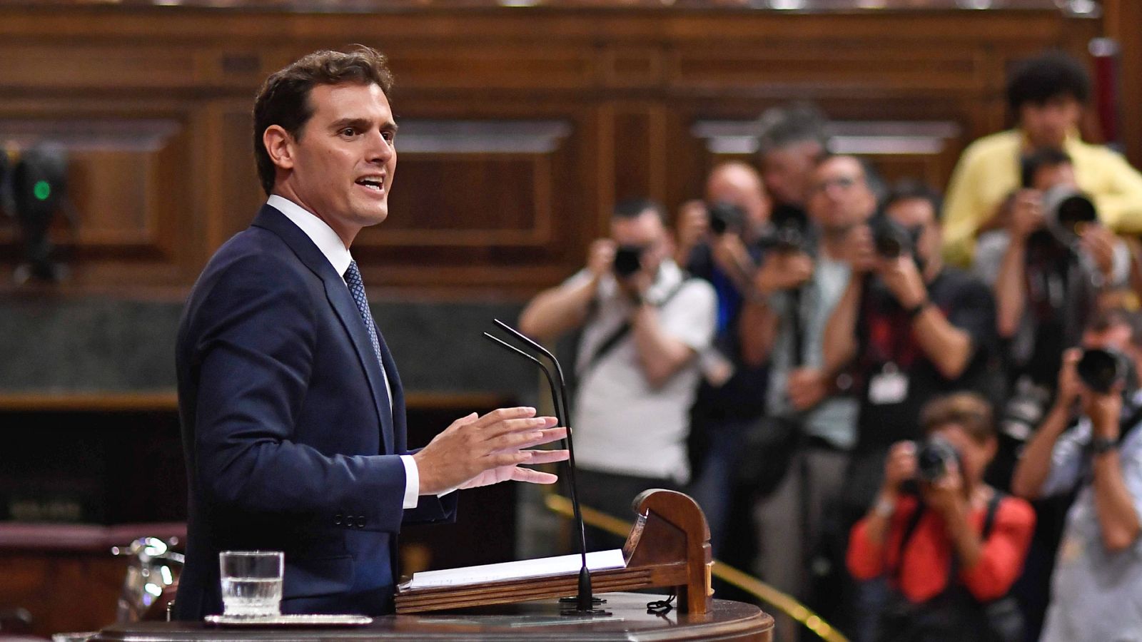 Rivera asegura que Cs votará 'no' "con las dos manos" al "plan Sánchez" y "a su banda"