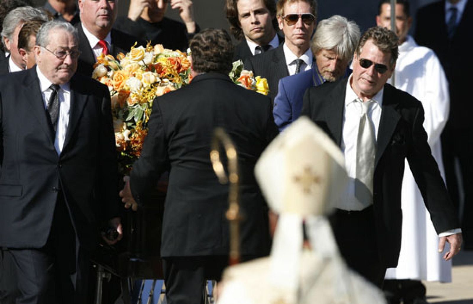 Familiares y amigos despiden a Farrah Fawcett