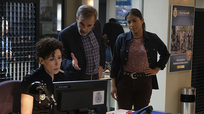 Servir y proteger - Merche les comunica a Elías y a Nacha un nuevo aviso