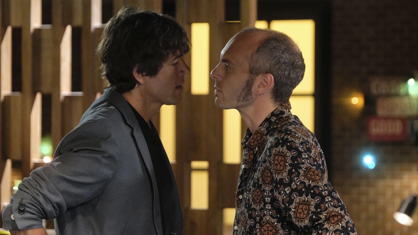 Luis y Santos Mercader se besan en el Moonlight