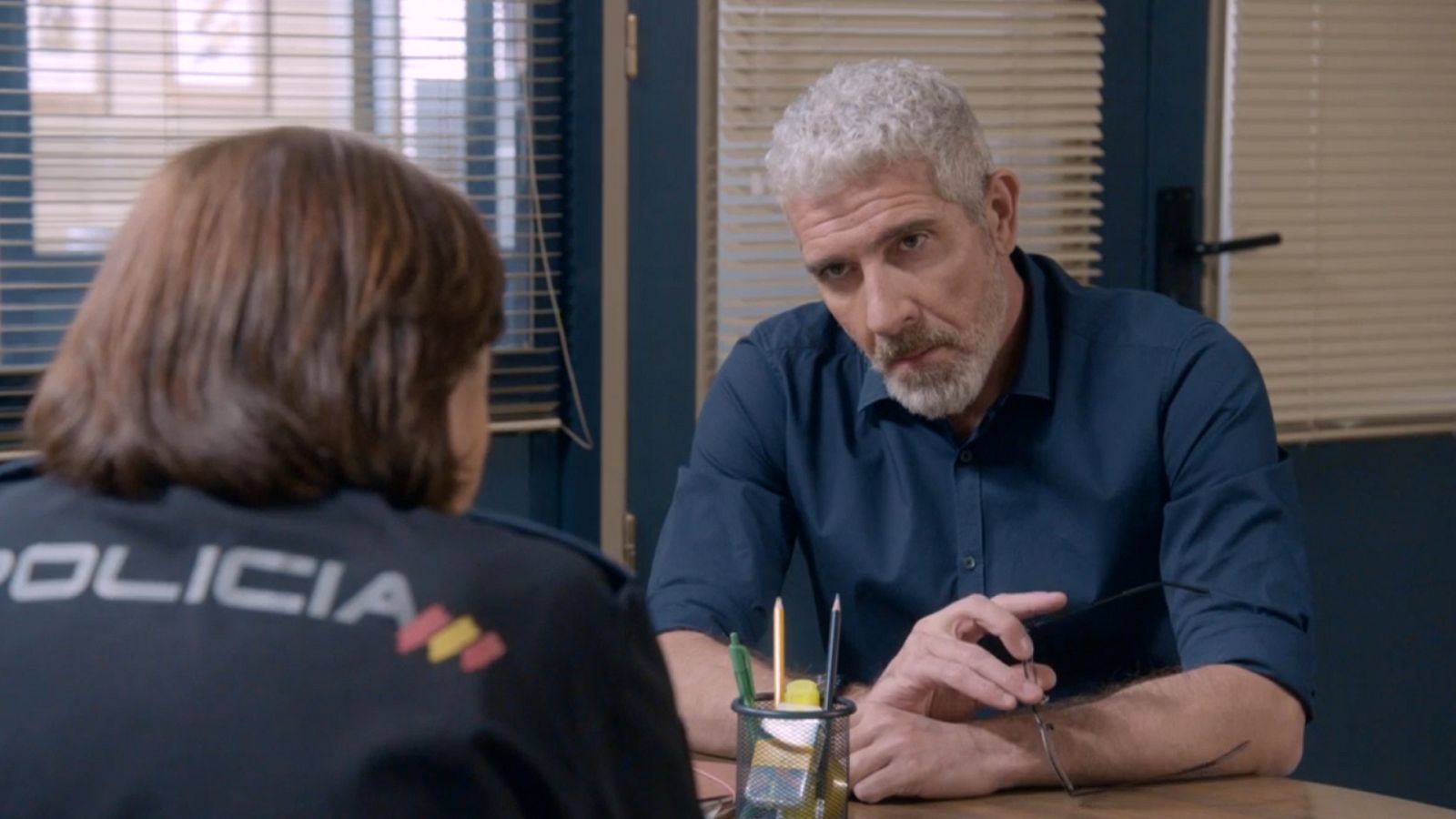 Quintero ayuda a Miralles y a Elías a identificar un cuerpo