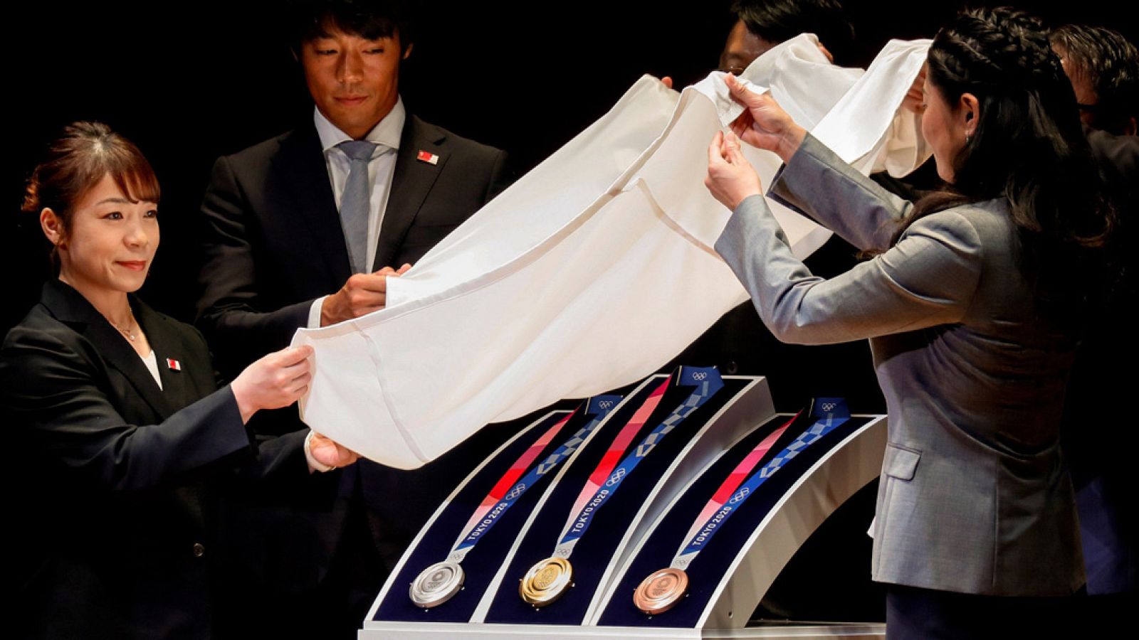 Se presentan las medalllas de los Juegos Olímpicos de Tokio | Ver