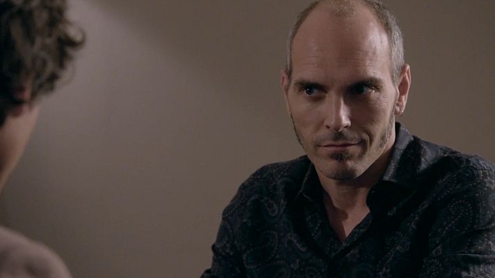 Servir y proteger - Santos Mercader le pregunta a Luis sobre Elvira