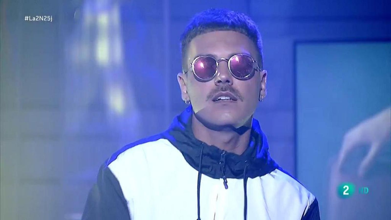 Miss Caffeina interpreta "Prende"