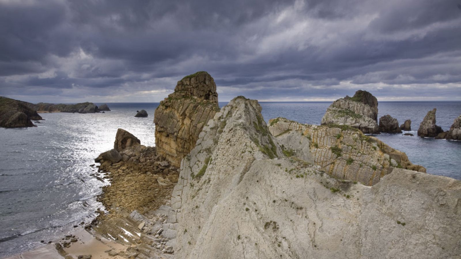 Chubascos y tormentas localmente fuertes o con granizo en el área Cantábrica - ver ahora