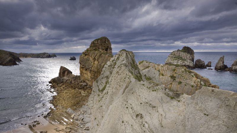 Chubascos y tormentas localmente fuertes o con granizo en el área Cantábrica - ver ahora