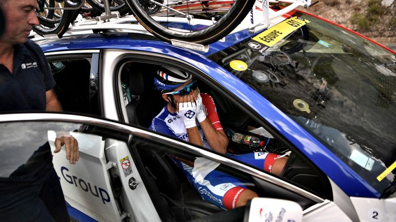 El corredor galo del Groupama-FDJ ha sufrido un calvario en la primera parte de la 19 etapa y ha acabado por abandonar debido a unos problemas musculares.