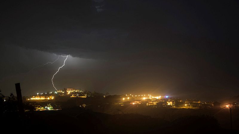 Chubascos y tormentas en el área Cantábrica y cuadrante nordeste peninsular - Ver ahora