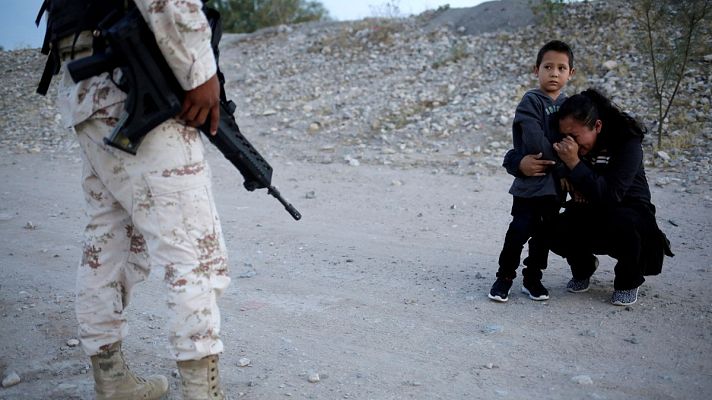Telediario 1 - Una madre y su hijo de seis años intentan pasar la frontera de México a Estados Unidos sin éxito