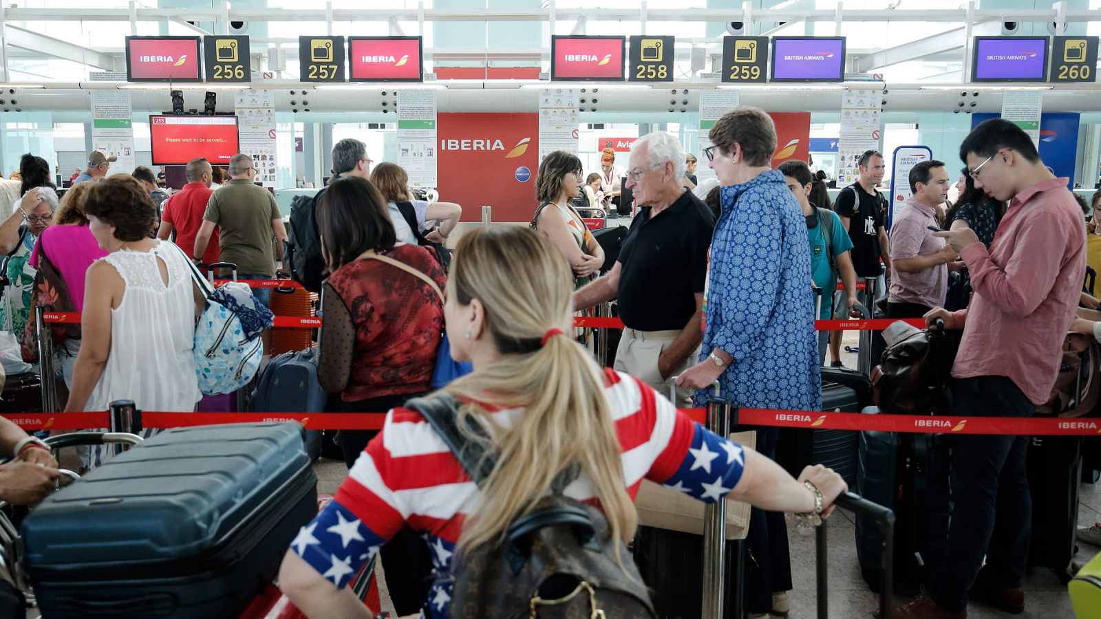 Miles de afectados por la huelga del personal de Iberia en Barcelona-El Prat