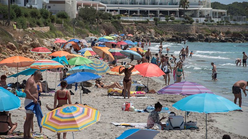 Más de la mitad de los trabajadores confiesa que atiende llamadas y mensajes de trabajo, a diario, durante las vacaciones
