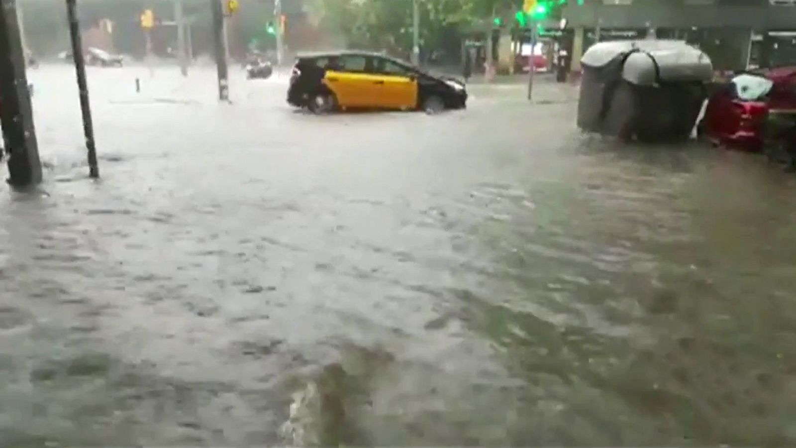 Calles y bajos inundados en Barcelona por las lluvias torrenciales - ver ahora