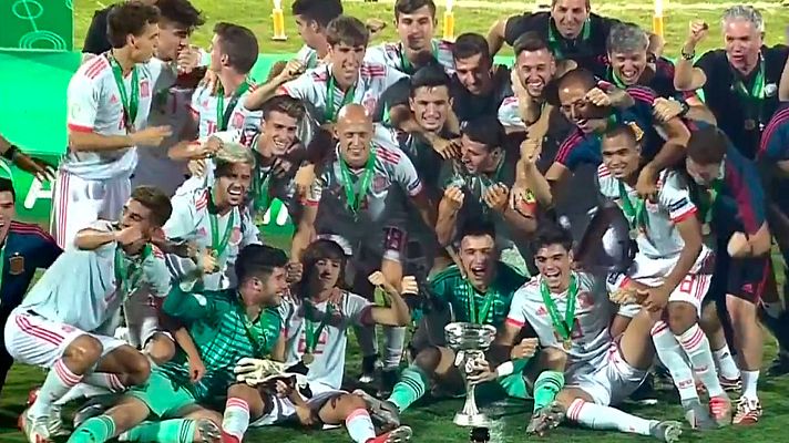  - La entrega de copa a los campeones
