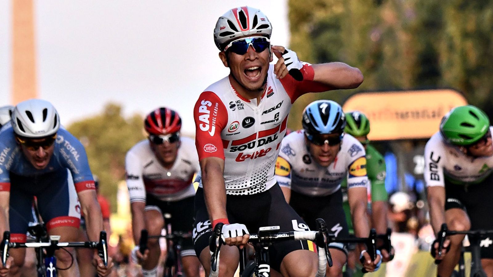 El australiano Caleb Ewan sumó a sus 24 años la prestigiosa victoria en los Campos Elíseos, la tercera que logra en su debut en un Tour de Francia que consagró a Egan Bernal como el primer colombiano de amarillo en el podium de París.