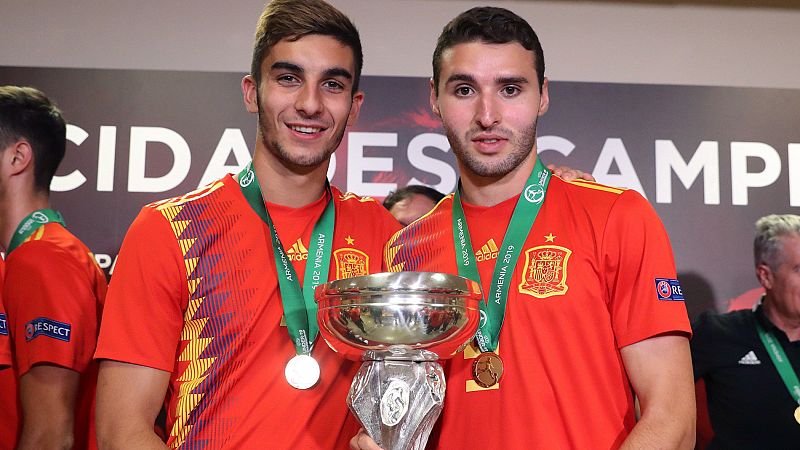 Los campeones de Europa sub'19 Abel Ruiz y Ferrán Torres han visitado el telediario de TVE