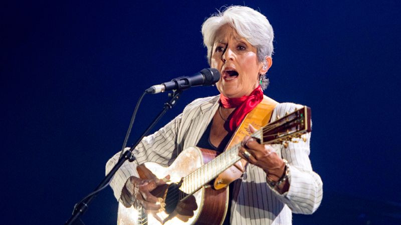 Joan Báez dice adiós en Madrid con un emotivo tributo a la canción protesta