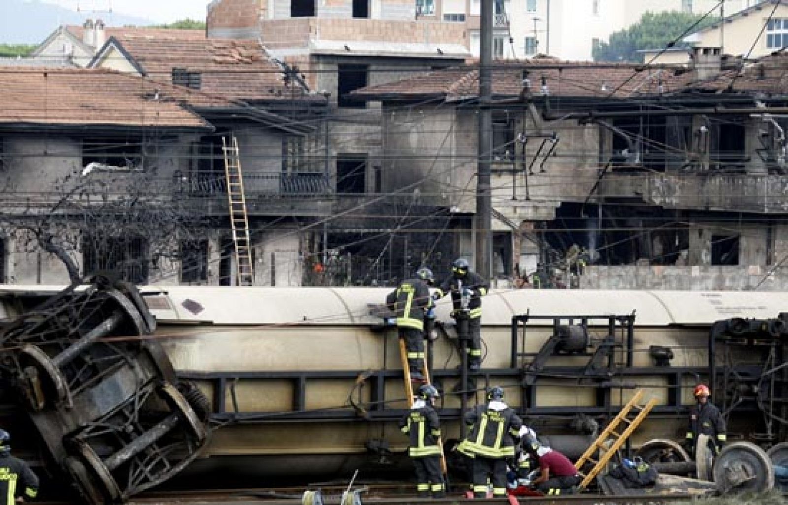 En Italia investigan si los ejes del tren cargado de gas que estalló en Viareggio estaban en buen estado | Ver