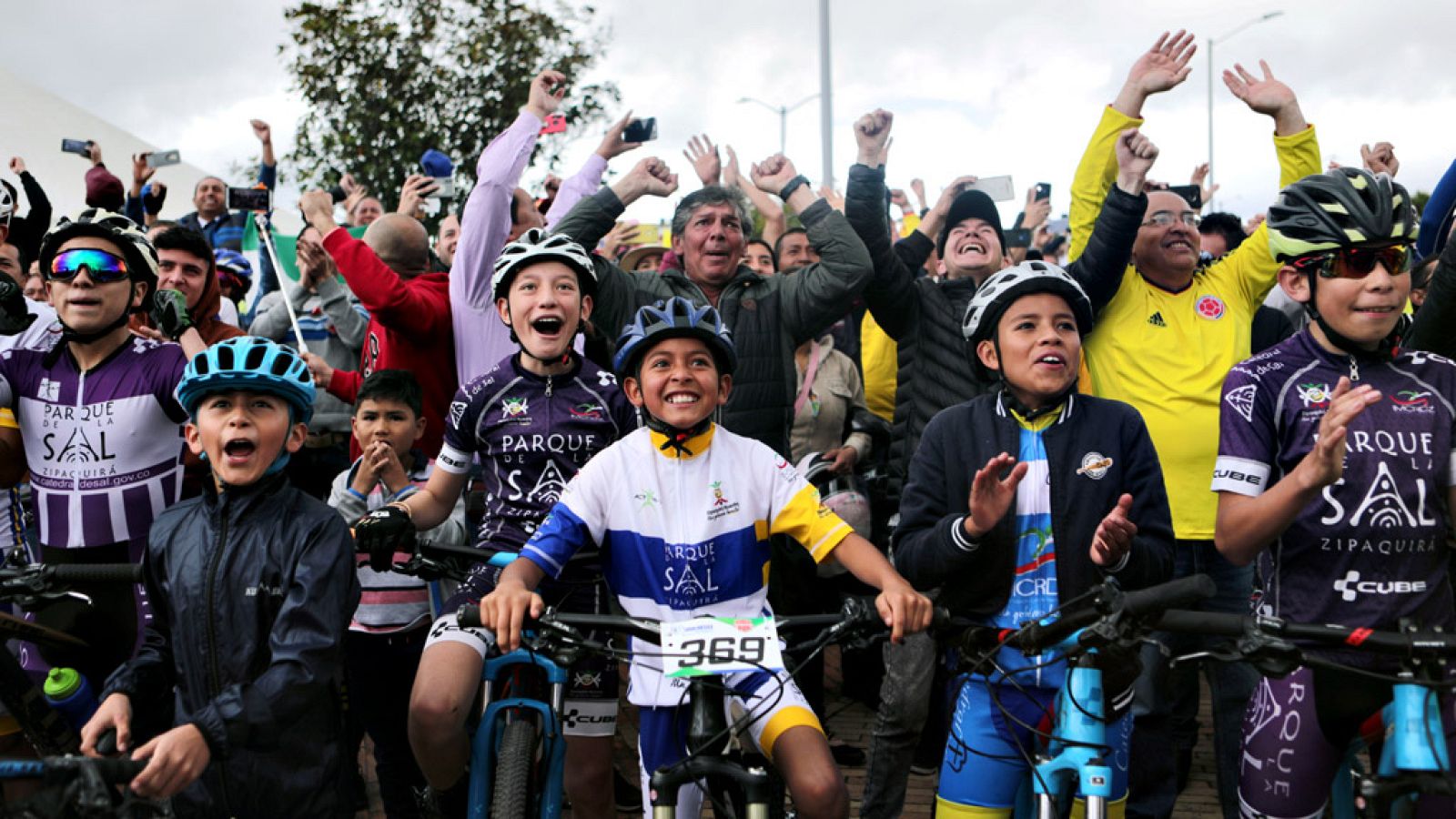 Zipaquirá, situada a unos 45 kilómetros de Bogotá y patrimonio histórico, cultural y religioso de Colombia, vibró este domingo con la etapa que consagró a Egan Bernal como el primer latinoamericano en proclamarse campeón del Tour de Francia, la carre