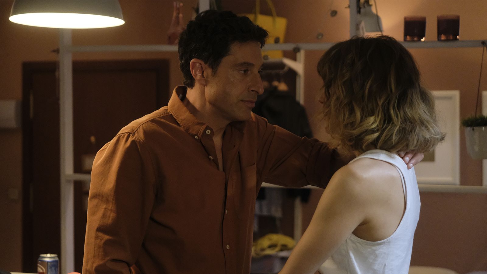 Font besa a Silvia en Servir y Proteger