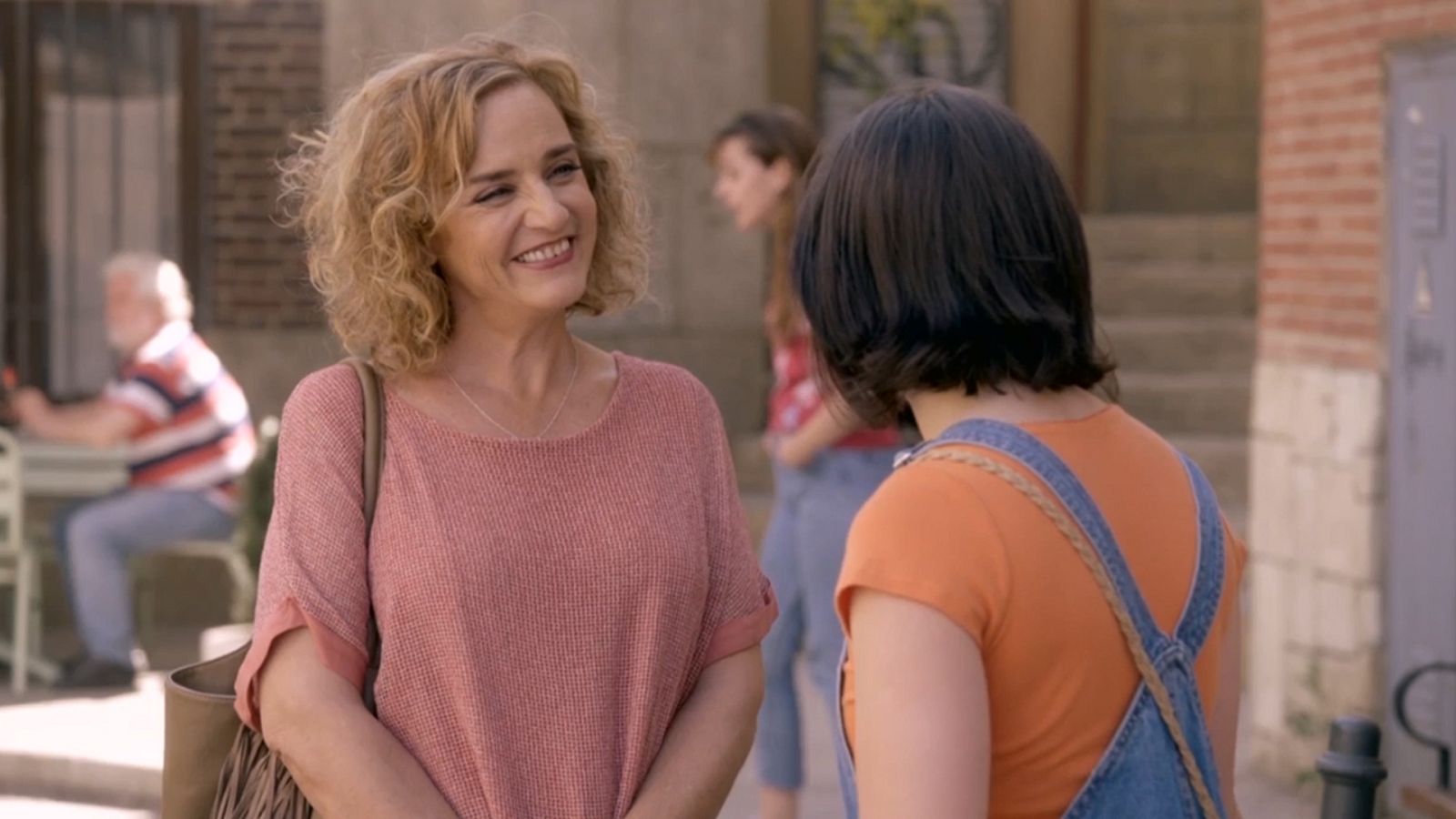 Elvira se encuentra con Marga en la plaza