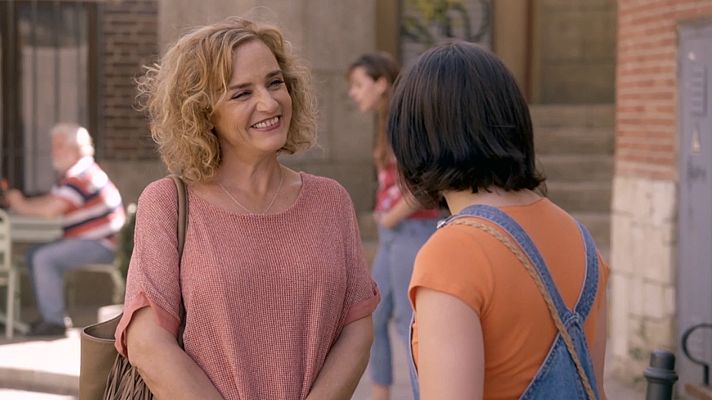 Servir y proteger - Elvira se encuentra con Marga en la plaza