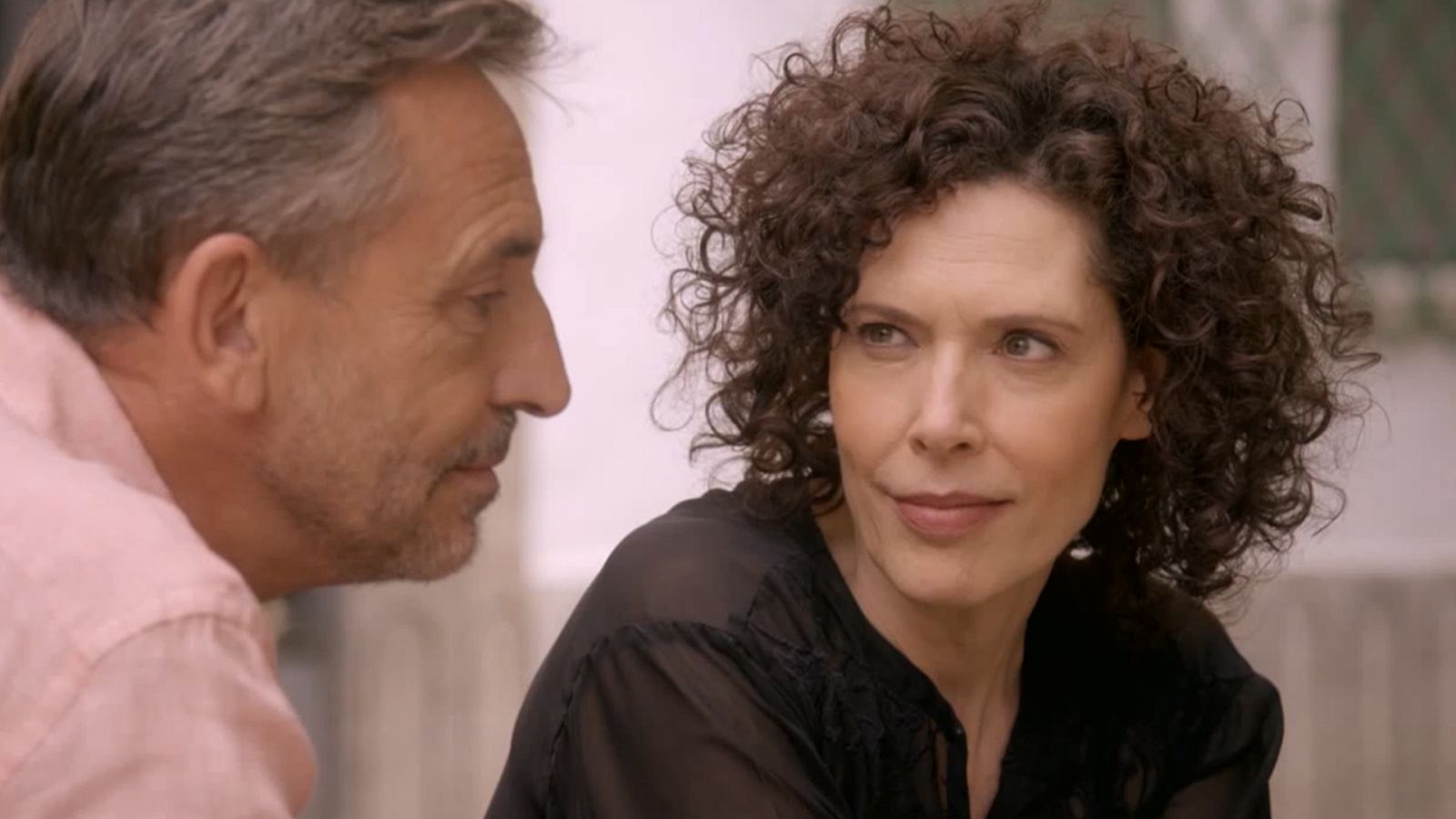 Carlos besa a Merche en Servir y Proteger