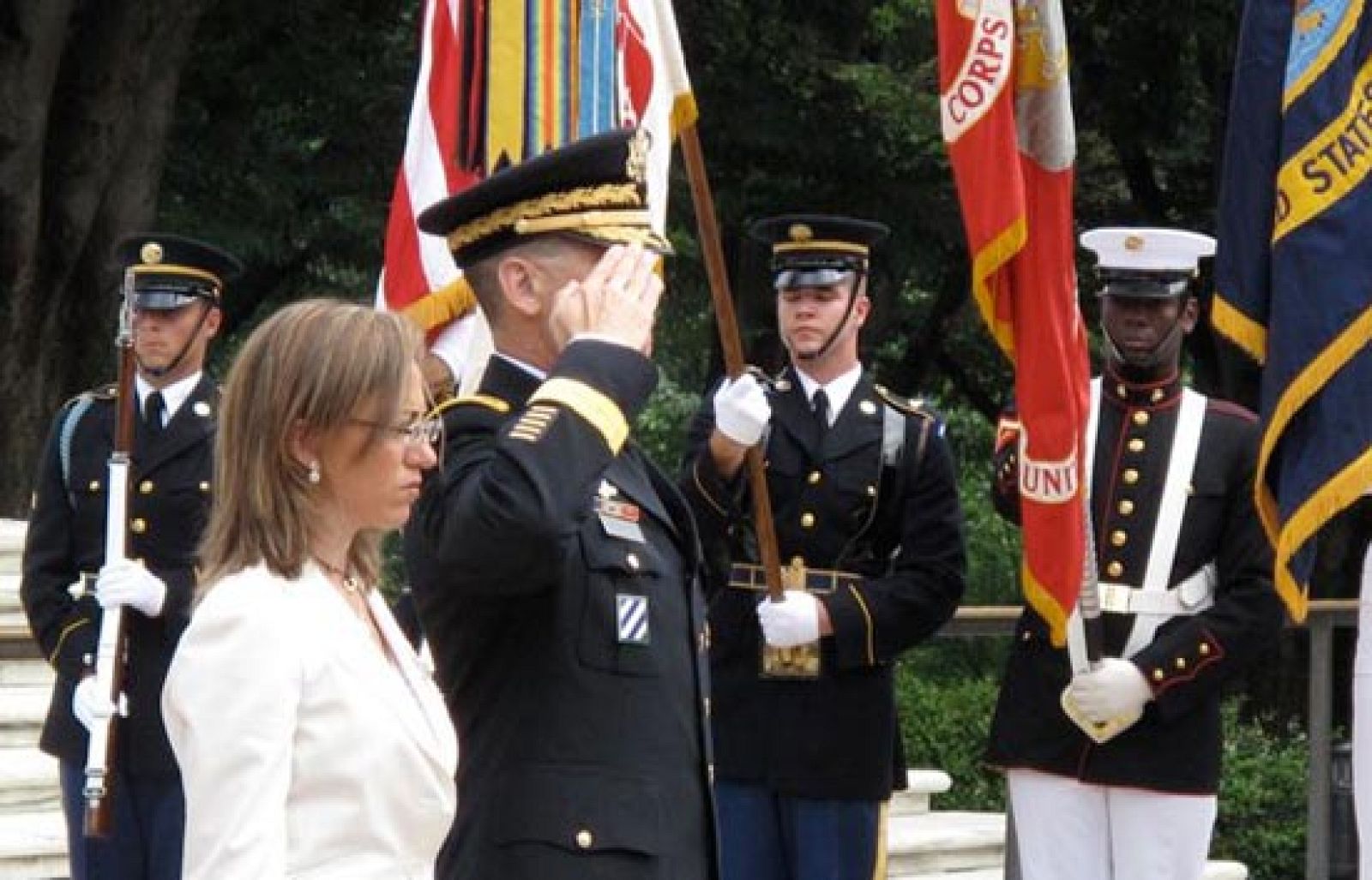 Chacón en la ofrenda floral en la tumba al Soldado Desconocido en el cementerio militar de Arlington | Ver