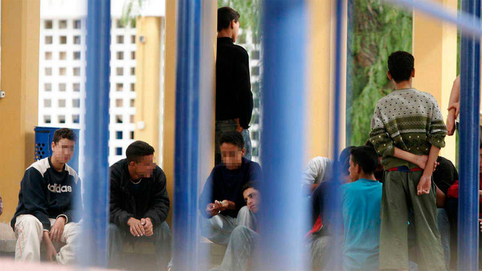 En Almería continúa la investigación sobre la muerte de un joven en un centro de menores hace un mes. Su familia denuncia que el protocolo de contención por el que se le ató a una cama no se aplicó bien y dicen que ésa fue la causa de su fallecimient