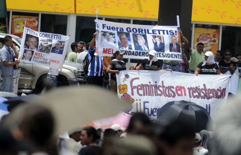 En Honduras el gobierno interino de Roberto Micheletti no cede a la presión internacional